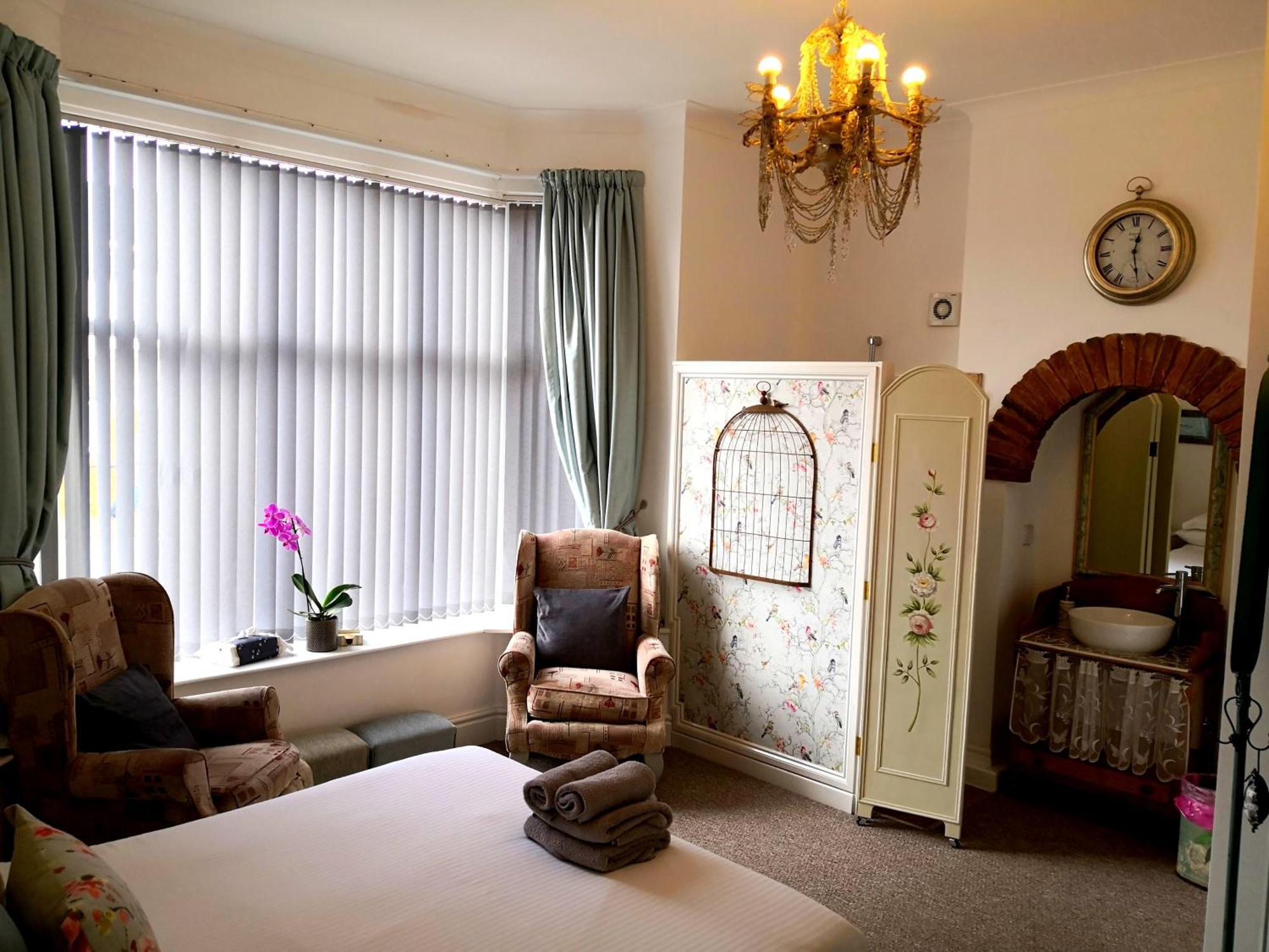 Sunset Guest House Hunstanton Esterno foto A bedroom at the Old Vicarage