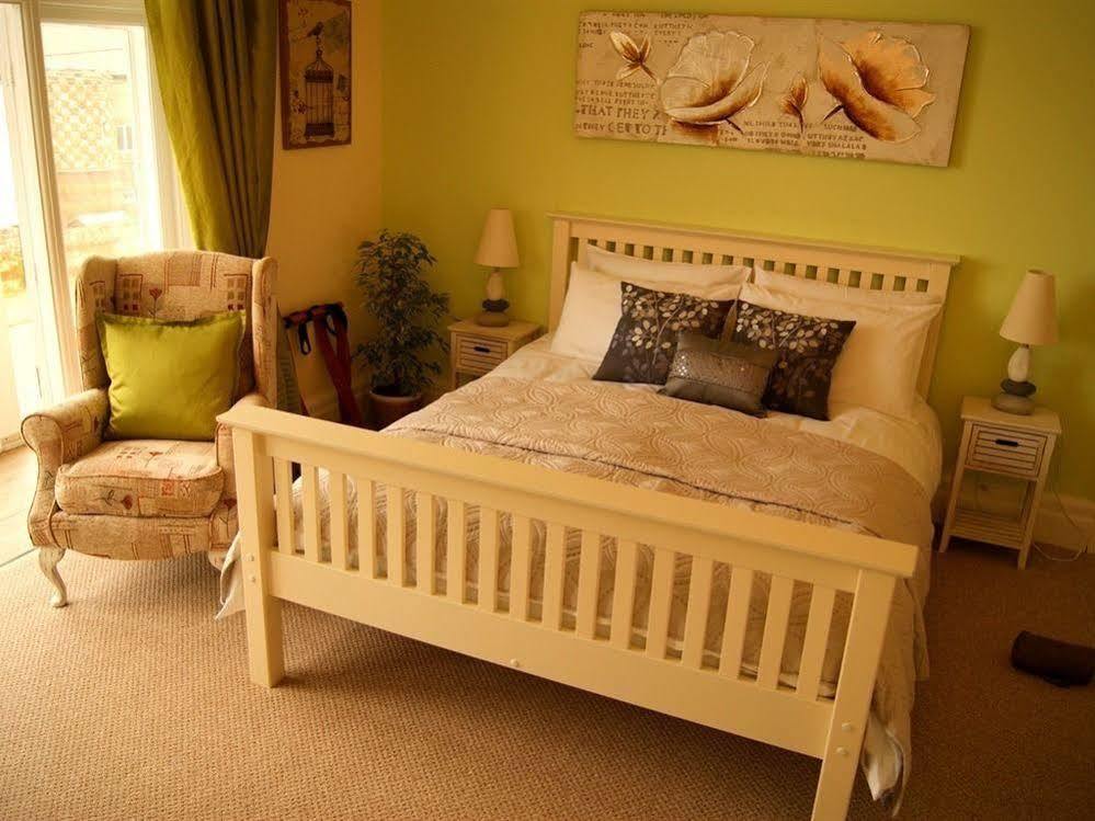 Sunset Guest House Hunstanton Esterno foto A bedroom in a bed and breakfast in England