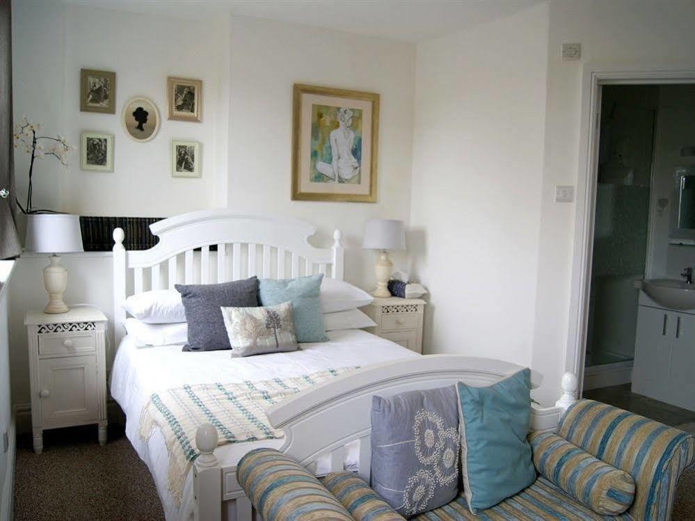 Sunset Guest House Hunstanton Esterno foto A bedroom in a typical B&B